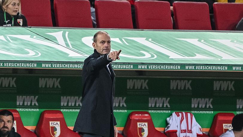 Augsburgs Trainer Jess Thorup gestikuliert.