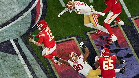 Chiefs-Quarterback Mahomes (15) weicht aus.