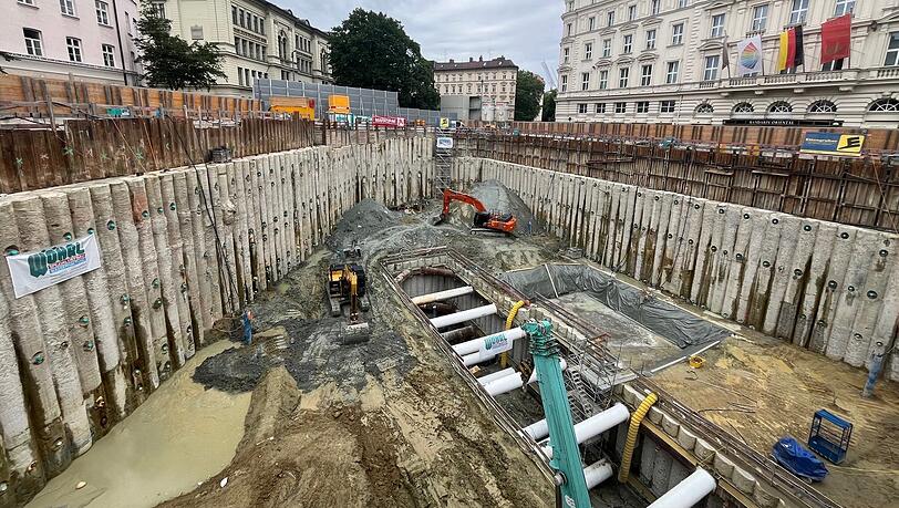 15 Meter tief ist dieser Krater in der Altstadt gleich neben dem Luxushotel Mandarin Oriental (rechts im Bild, direkt dahinter steht das Hofbräuhaus). Ein Grubenstreifen in der Mitte ist sogar 24 Meter tief. Hier, zwischen Neuturmstraße (rechts), Hochbrückenstraße und Hildegardstraße stand bis März 2021 das hässliche Fina-Parkhaus. Anfang 2027 soll an der Stelle das "Falckenberg Ensemble" mit zwei schicken Stadthäusern fertig sein.