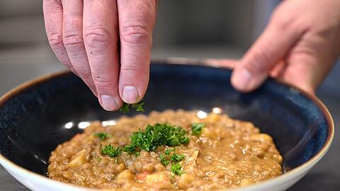 Vegetarische Linsensuppe im Betriebsrestaurant von Apetito - dieses Gericht wird oft in Kinderg&auml;rten gegessen.