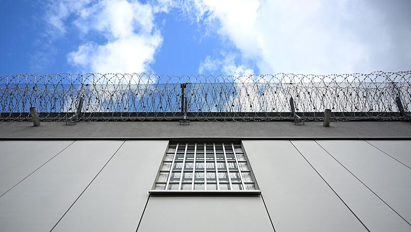 Haftentschädigung gibt es unter anderem, wenn eine Verurteilung später aufgehoben wird. (Symbolbild) Haftentschädigung gibt es unter anderem, wenn eine Verurteilung später aufgehoben wird. (Symbolbild)