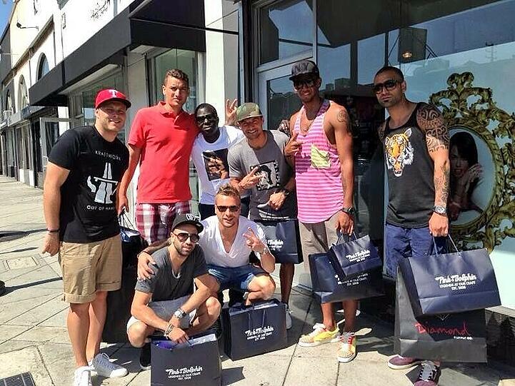 Shoppen in L.A.: So zeigt sich Jérôme Boateng (2.v.r.) mit Freunden. Ein Lob gibt&rsquo;s von Ex-Trainer Heynckes im &bdquo;Kicker&ldquo;: &bdquo;Boateng wird ein Weltklassespieler.