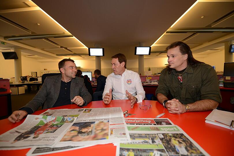 EHC-Trainer Pierre Pagé beim Redaktionsbesuch in der Abendzeitung mit AZ-Sportchef Gunnar Jans (l.) und Eishockeyreporter Matthias Kerber.