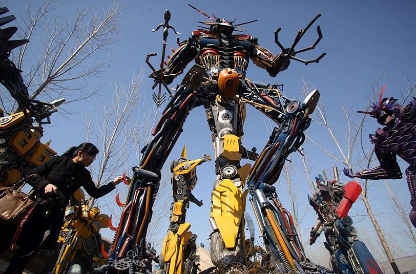 Eine Riesen-Hobby: Chinesische Bauern in der Provinz Shandong bilden aus Schrott und Autoteilen lebensgroße "Transformer"-Modelle.