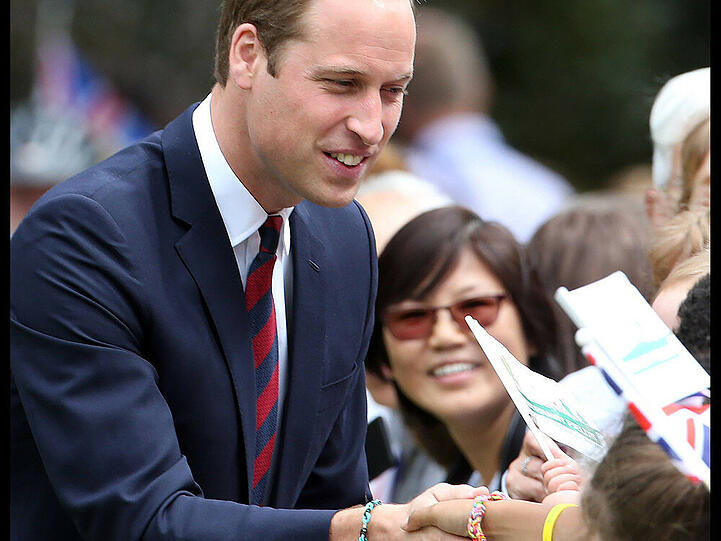 Selbst Prinz William findet Gefallen an den bunten Bändchen