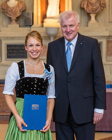 Am Mittwoch hat Horst Seehofer der Biathletin den Bayerischen Verdienstorden verliehen.