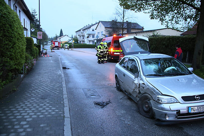 Durch die Wucht des Aufpralls schleuderte der Ford unkontrolliert durch die Straße.