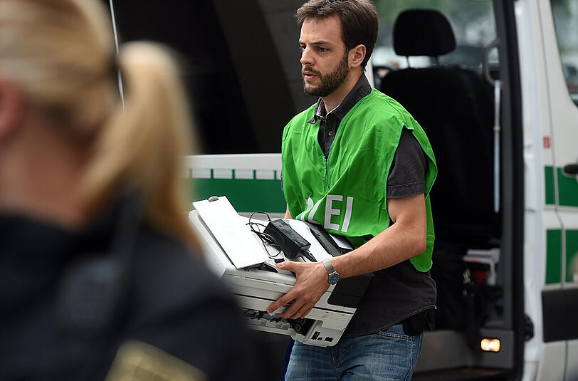 Laut Medienberichten hat ein SEK die Wohnung des Todesschützen in der Maxvorstadt gestürmt. Diese Bilder zeigen einen Polizeieinsatz in der Dachauerstraße. Hier wurde am Samstagfrüh die Wohnung des Attentäters durchsucht.