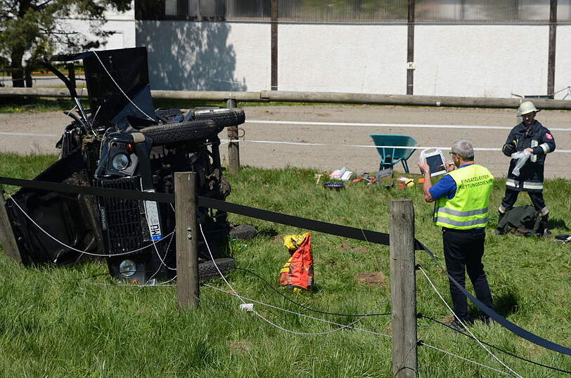 Der Land Rover einer vierköpfigen Familie hat sich am "Geltinger Berg" überschlagen. Die Bilder von der Unfallstelle.