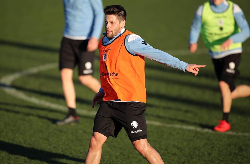 Gleich am ersten Tag des Trainingslagers bat Trainer Daniel Bierofka seine Spieler zum Training.