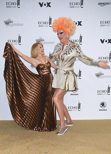 Die Sängerin Kylie Minogue (l) und Travestie-Star Olivia Jones