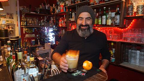 Wo der Chef noch selbst mixt: Ahmet Özkan hinter dem Tresen seiner Gorilla Bar in Neuhausen.