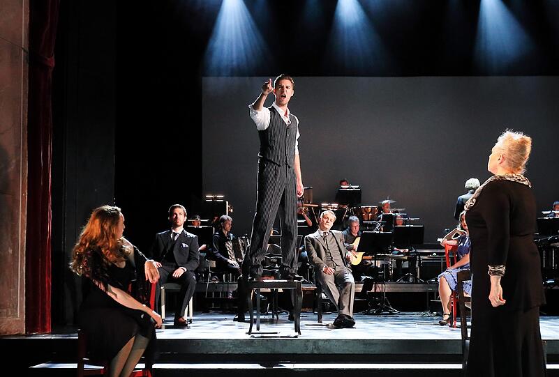 Julia Klotz (Spelunken-Jenny), Maximilian Mayer (Macheath) und Dagmar Hellberg (Celia Peachum) singen Kurt Weill.