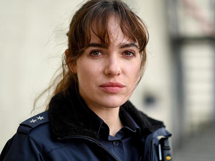 Verena Altenberger trägt als Elisabeth "Bessie" Eyckhoff im "Polizeiruf 110" eine Polizeiuniform. Foto: Tobias Hase/Archiv