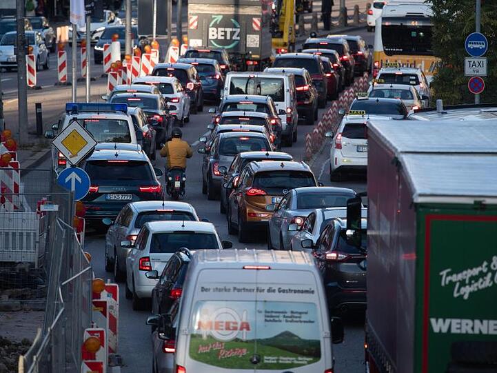 Autos stehen in der Stuttgarter Innenstadt im Stau. Greenpeace erwartet wegen der Corona-Krise mehr Verkehr.