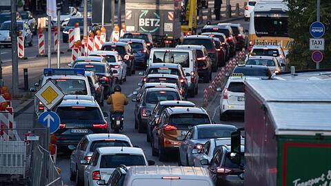 Autos stehen in der Stuttgarter Innenstadt im Stau. Greenpeace erwartet wegen der Corona-Krise mehr Verkehr.