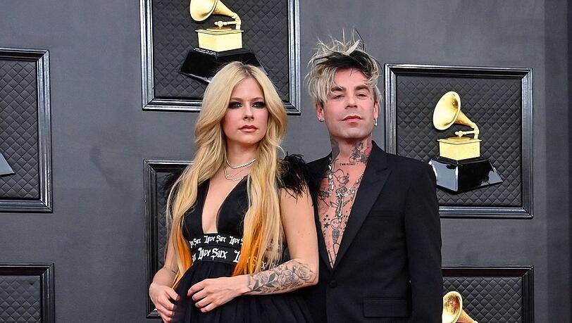Avril Lavigne und Mod Sun wollen nach einem Jahr Beziehung den nächsten Schritt gehen.