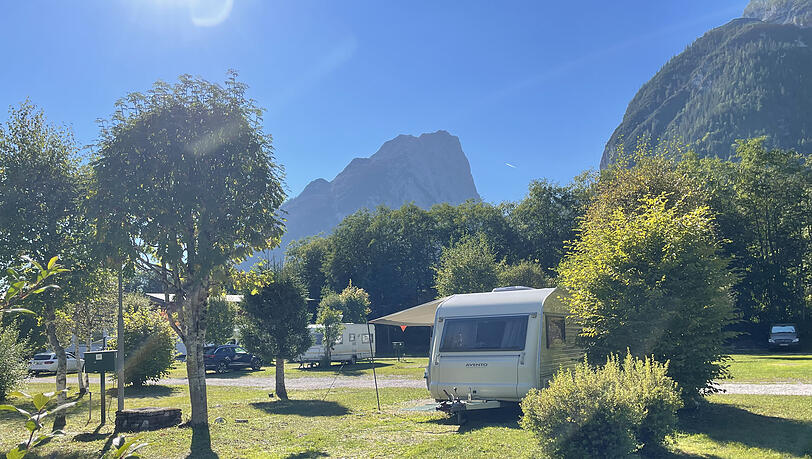 Campingbegeisterte finden im EuroParcs Leutasch · Seefeld einen Stellplatz für ihre mobile Unterkunft mit Blick auf die Tiroler Berge. Campingbegeisterte finden im EuroParcs Leutasch · Seefeld einen Stellplatz für ihre mobile Unterkunft mit Blick auf die Tiroler Berge.