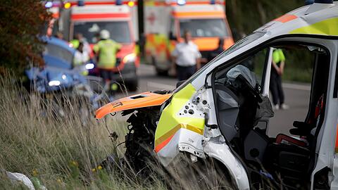 Ein verunfallter Krankenwagen steht an der Unfallstelle.