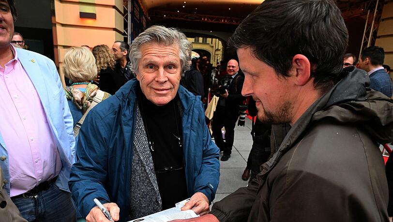 Der Schauspieler Sigmar Solbach gibt vor der München-Premiere des Siegel-Musicals "Ein bisschen Frieden" ein Autogramm. Der Schauspieler Sigmar Solbach gibt vor der München-Premiere des Siegel-Musicals "Ein bisschen Frieden" ein Autogramm.