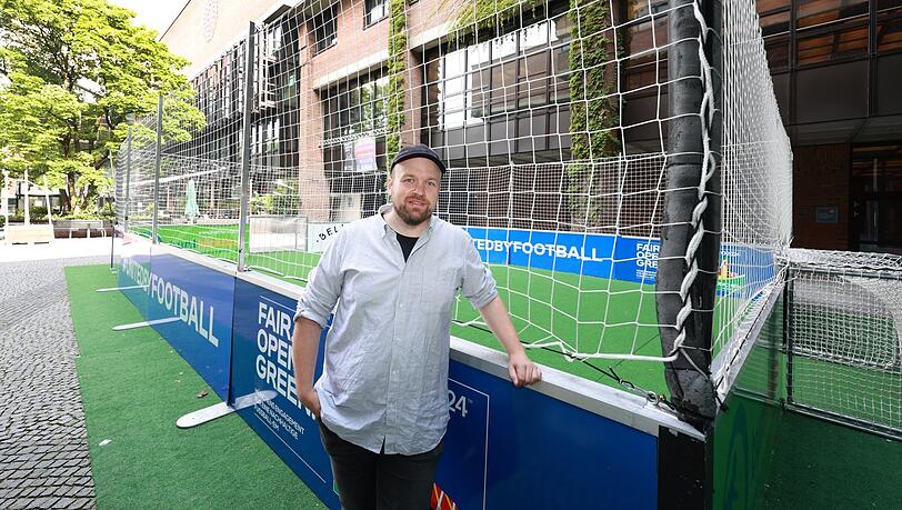Tobias Friedel vom Team Fat Cat vor der Footballarena. Tobias Friedel vom Team Fat Cat vor der Footballarena.