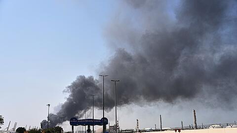 Rauch steigt auf nach iranischem Drohnenangriff im Hafengebiet von Dubai auf.