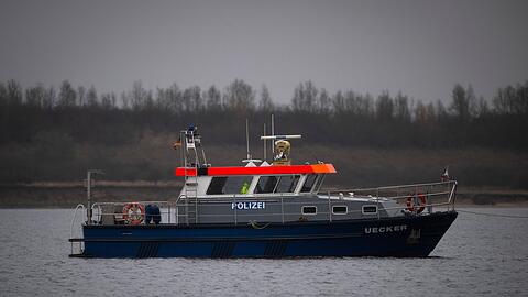 Der Wal wird von der Wasserschutzpolizei begleitet.