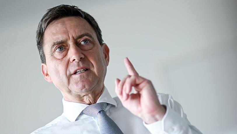 "Bei der Pflegeversicherung brennt die H&uuml;tte", warnt GKV-Chef Oliver Blatt. (Archivbild)