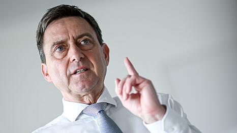 "Bei der Pflegeversicherung brennt die H&uuml;tte", warnt GKV-Chef Oliver Blatt. (Archivbild)