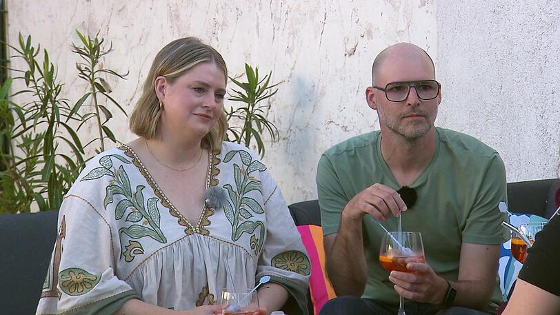 Allie und Stefan genie&szlig;en ihren Aperitif in Lorenes Garten.