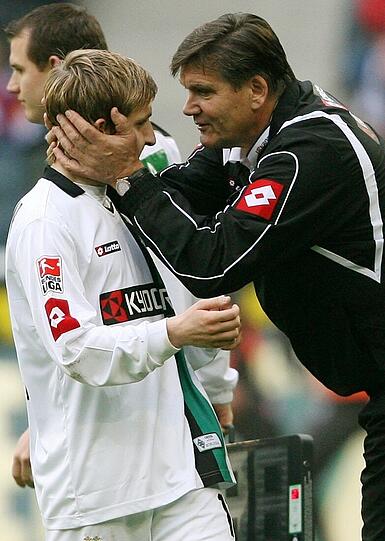 &bdquo;Von 25 Journalisten in Gladbach haben vielleicht zwei den Wert von Tomas Galasek erkannt. Der schießt zwar kaum Tore und ist auch kein Marko Marin, der auf drei Quadratmetern vier Mann ausspielt, worauf die Fans zu Recht vor Freude zu onanieren beginnen. Aber er verfügt über die Qualität, seine Mitspieler glänzen zu lassen.&ldquo;