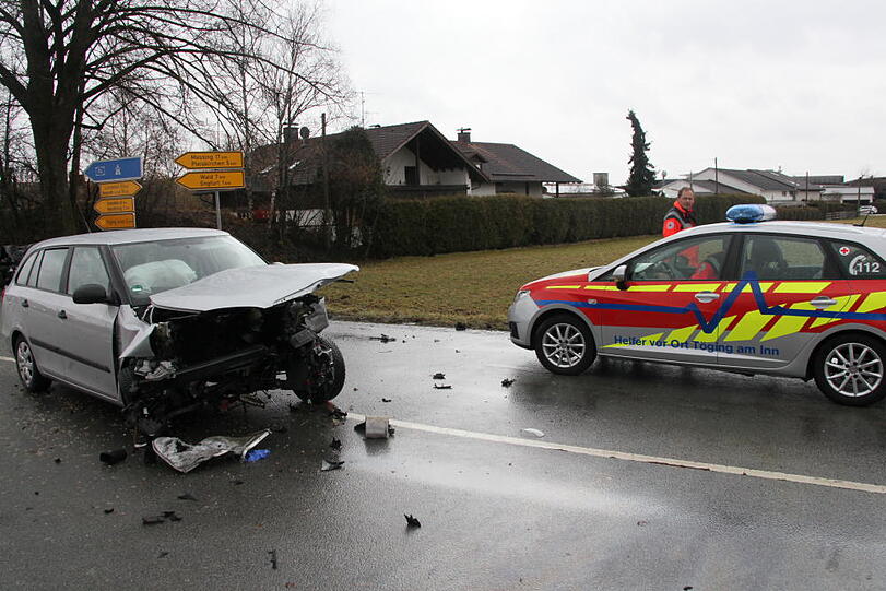 Im Landkreis Altöttingen kam es am Samstagvormittag zu einem schweren Zusammenstoß dreier Fahrzeuge. Die Bilder vom Unfallort.