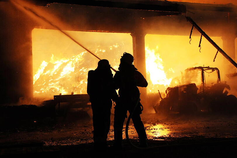 Spektakuläre Bilder: In Gangkofen (Landkreis Rottal-Inn) ist eine Lagerhalle durch ein Feuer vollständig zerstört worden. Die Feuerwehr kämpfte gegen die Flammen.