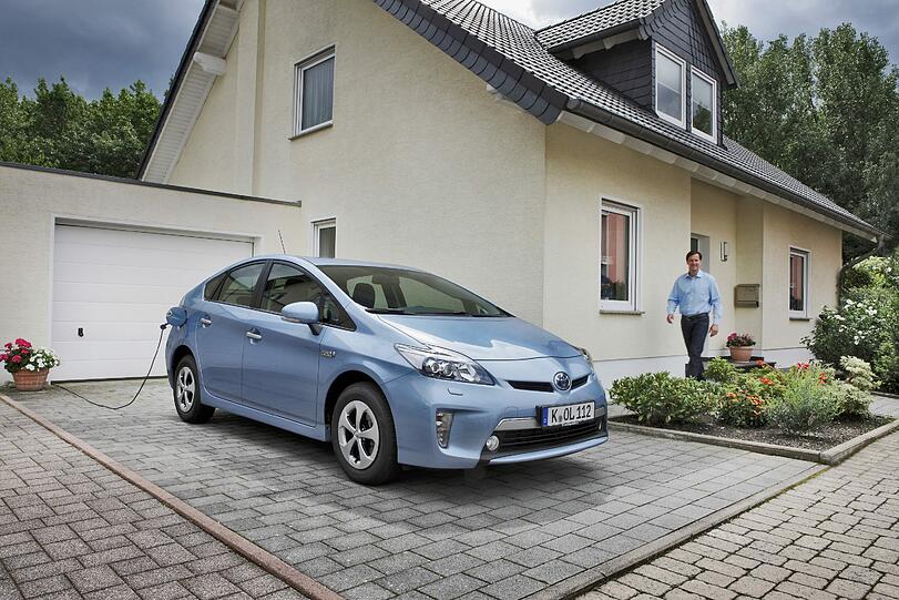 Strom für Haus und Auto: In seinem Modelldorf Ecoful Town zeigt Toyota, wie sich die Fahrzeugbatterie ins Stromnetz des Eigenheims integrieren lässt.