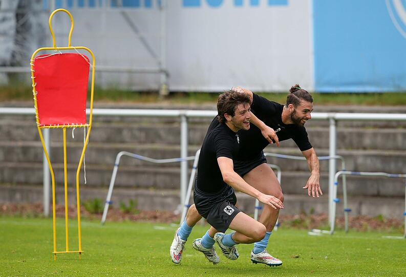 Trainingsspaß bei Ilie Sanchez und Rodri. Hier sind die Bilder vom Einzeltraining mit den aussortieren Spaniern an der Grünwalder Straße.