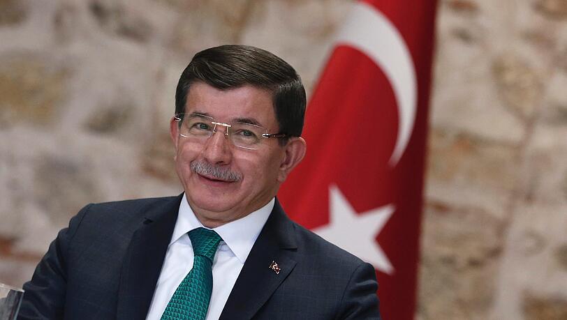 Der türkische Ministerpräsident Ahmet Davutoglu hatte am Mittwoch beschuldigt, in Syrien die sunnitisch-arabische und turkmenische Bevölkerung zu verfolgen. Der türkische Ministerpräsident Ahmet Davutoglu hatte am Mittwoch beschuldigt, in Syrien die sunnitisch-arabische und turkmenische Bevölkerung zu verfolgen.