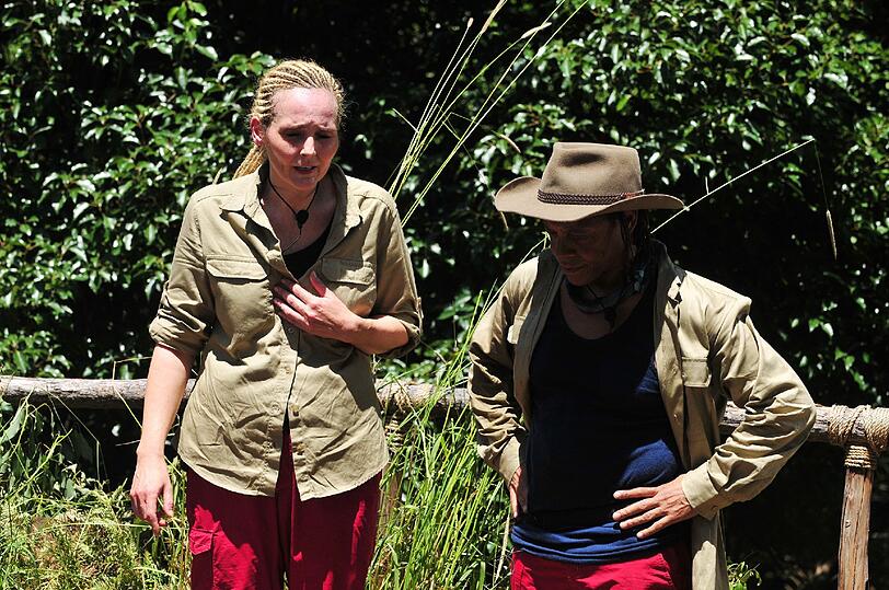 Ganz ohne Sterne auf dem Konto gehen die beiden zurück ins Camp. Dafür liefern sie sich eine ordentliche Konfrontation. Helena schreit Ricky nach der Prüfung an.