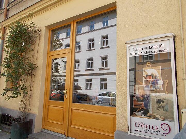 Dass noch viele Handwerker in ihren Viertel angesiedelt sind, freut die AZ-Leserin. Hier: ein Geigenbauer.