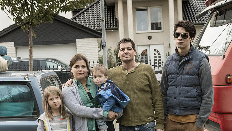Ankunft der Patchwork-Familie Heller vor ihrem neuen Zuhause Ankunft der Patchwork-Familie Heller vor ihrem neuen Zuhause