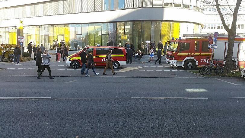 Falscher Feueralarm im ADAC-Gebäude: Die Feuerwehr rückte mit zwei Löschzügen an und konnte schnell Entwarnung geben.