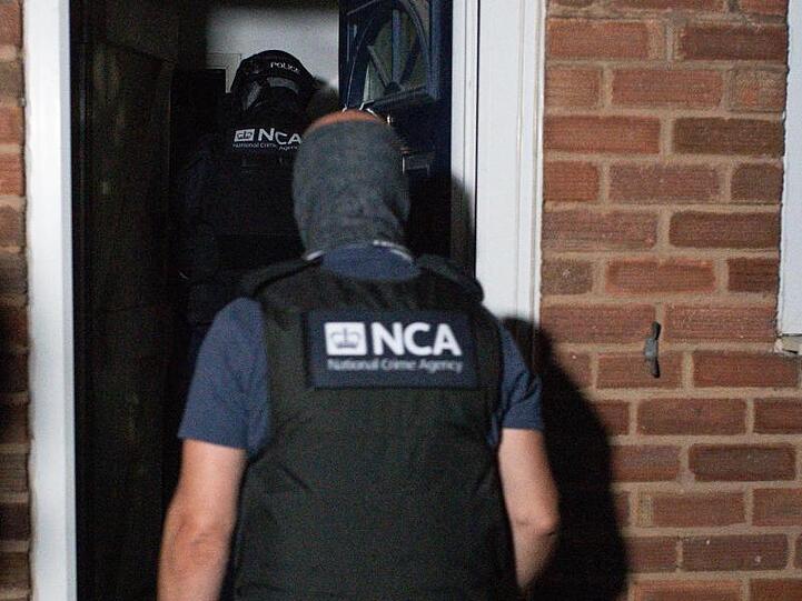 Die National Crime Agency (NCA) und die Polizei beteiligen sich an einer Razzia.