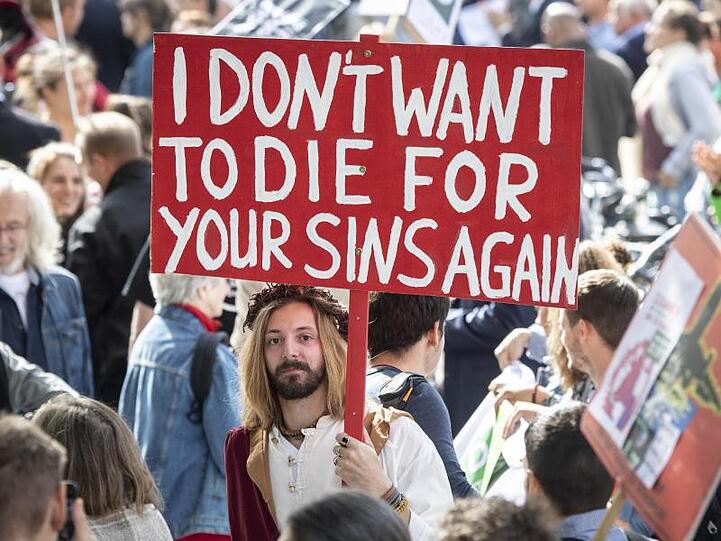 "Ich will nicht noch mal für Eure Sünden sterben": Ein Demonstrant in Jesus-Verkleidung macht in Frankfurt am Main eine Ansage.