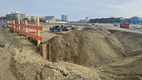 Knapp zehn Hektar platte Kiesfl&auml;che liegen zwischen Zschokke-, Westend- und Hans-Thonauer-Stra&szlig;e. Auf einem Teilareal entstehen nun 630 Werkswohnungen f&uuml;r Mitarbeiter der Stadtwerke M&uuml;nchen und eine Kita.