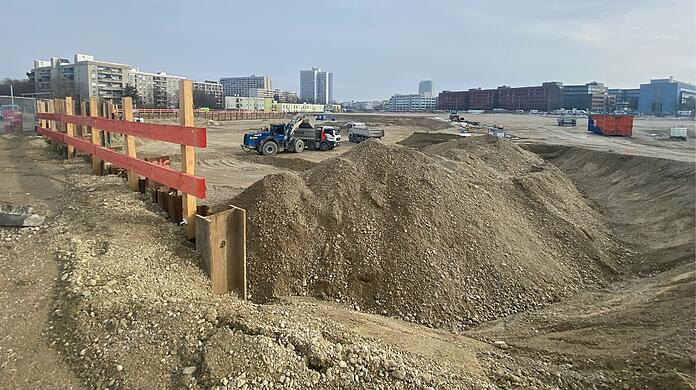 Knapp zehn Hektar platte Kiesfl&auml;che liegen zwischen Zschokke-, Westend- und Hans-Thonauer-Stra&szlig;e. Auf einem Teilareal entstehen nun 630 Werkswohnungen f&uuml;r Mitarbeiter der Stadtwerke M&uuml;nchen und eine Kita.