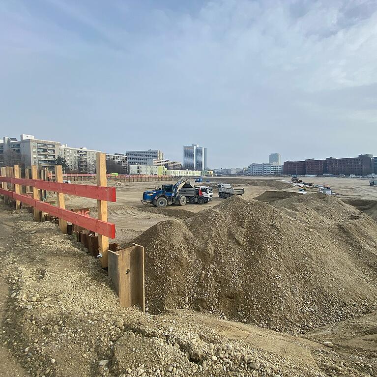 Knapp zehn Hektar platte Kiesfl&auml;che liegen zwischen Zschokke-, Westend- und Hans-Thonauer-Stra&szlig;e. Auf einem Teilareal entstehen nun 630 Werkswohnungen f&uuml;r Mitarbeiter der Stadtwerke M&uuml;nchen und eine Kita.