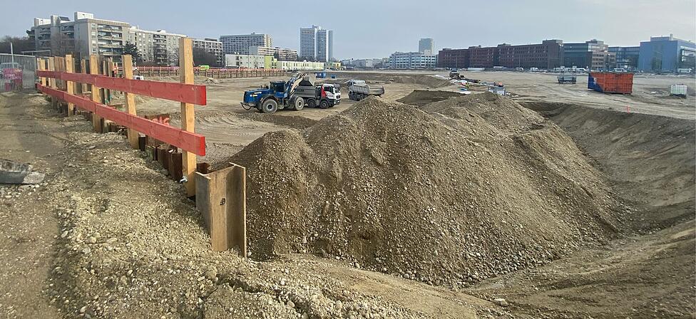 Knapp zehn Hektar platte Kiesfl&auml;che liegen zwischen Zschokke-, Westend- und Hans-Thonauer-Stra&szlig;e. Auf einem Teilareal entstehen nun 630 Werkswohnungen f&uuml;r Mitarbeiter der Stadtwerke M&uuml;nchen und eine Kita.
