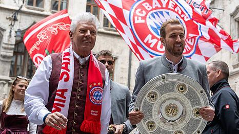 Dieter Reiter begleitet Harry Kane bei der Meisterfeier ins Rathaus: Der OB ist bekennender Fan des FC Bayern. (Archivbild)