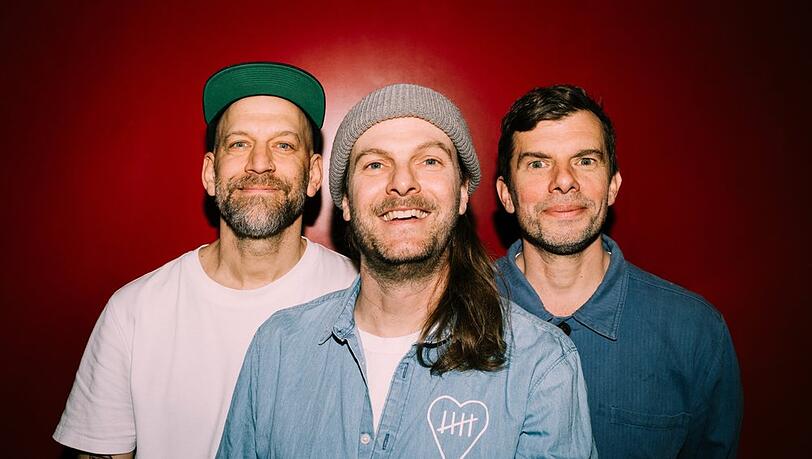 Die Doku "Sportfreunde Stiller - Mit dem Herz in der Hand" beleuchtet die Sportfreunde Stiller: Florian Weber, Peter Brugger und R&uuml;diger Linhof (v.l.n.r.).