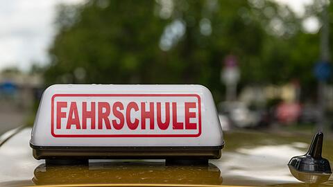 Die geplante F&uuml;hrerschein-Reform k&ouml;nnte f&uuml;r die Fahrschulen viel Entlastung bringen und so die Kosten f&uuml;r den F&uuml;hrerschein reduzieren.
