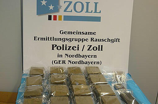 Zoll zerschlägt international operierende
Schmugglerbande und stellt 26 Kilo Rauschgift sicher. Die Drogen versteckten die Täter im Fahrzeugboden.